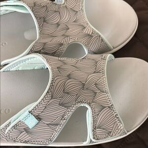 New…Spenco Stylish Patterned Sandals